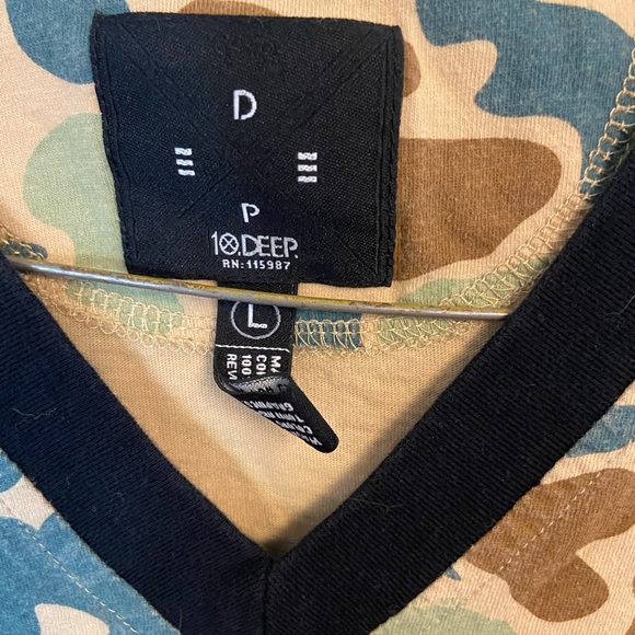 10 Deep Camo Vneck T shirt. - Picture 2 of 2